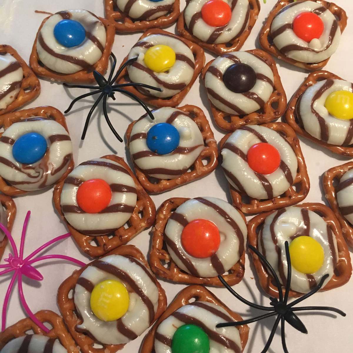 Easy Chocolate Pretzel Bites Recipe