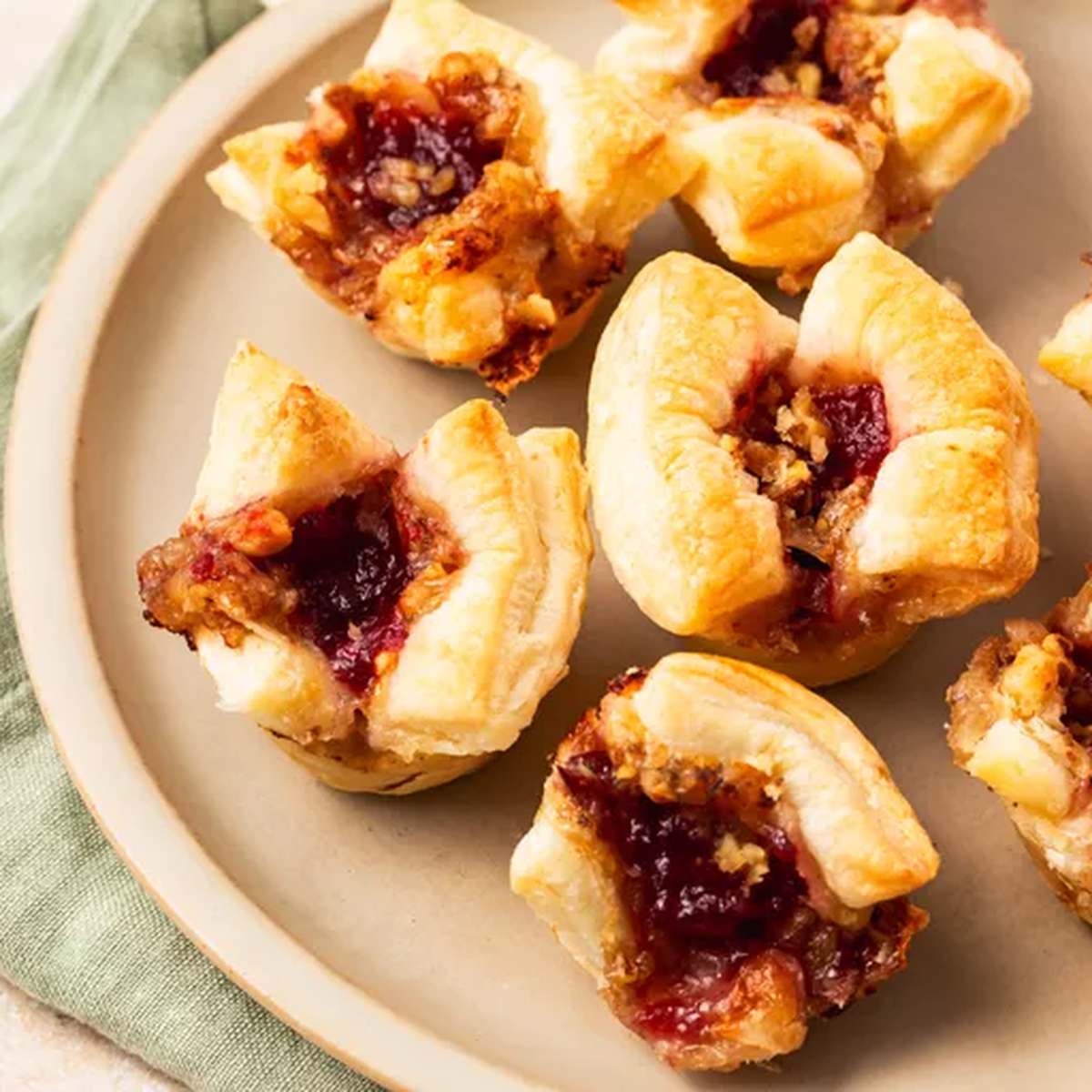 Easy Cranberry Brie Bites Recipe