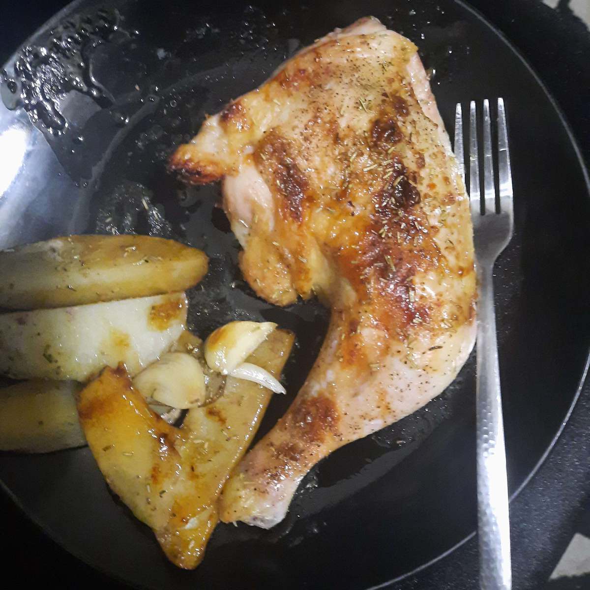 Easy Garlic Roasted Chicken and Potatoes Recipe