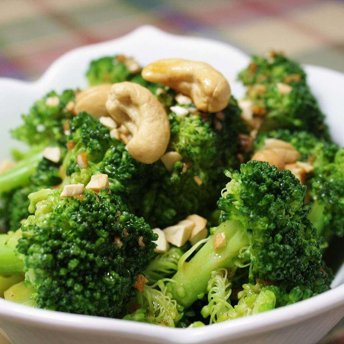 Broccoli with Garlic Butter and Cashews: A Quick & Easy Side Dish