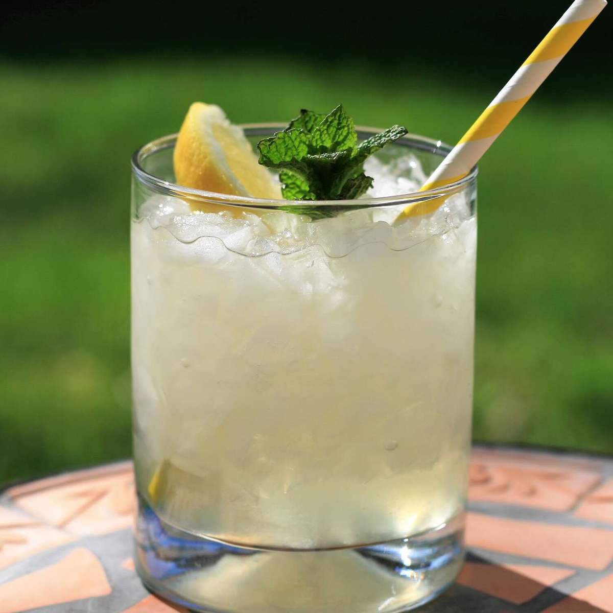 Refreshing Vodka Lemonade with Mint: The Perfect Summer Cocktail