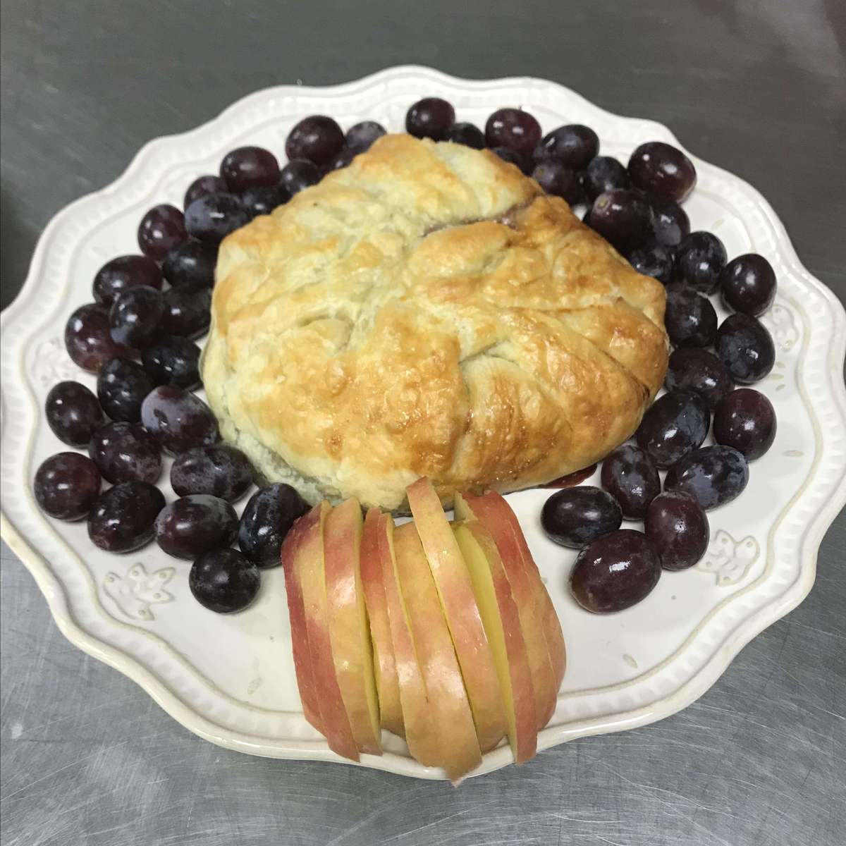 Easy Baked Brie in Puff Pastry: Holiday Appetizer Recipe