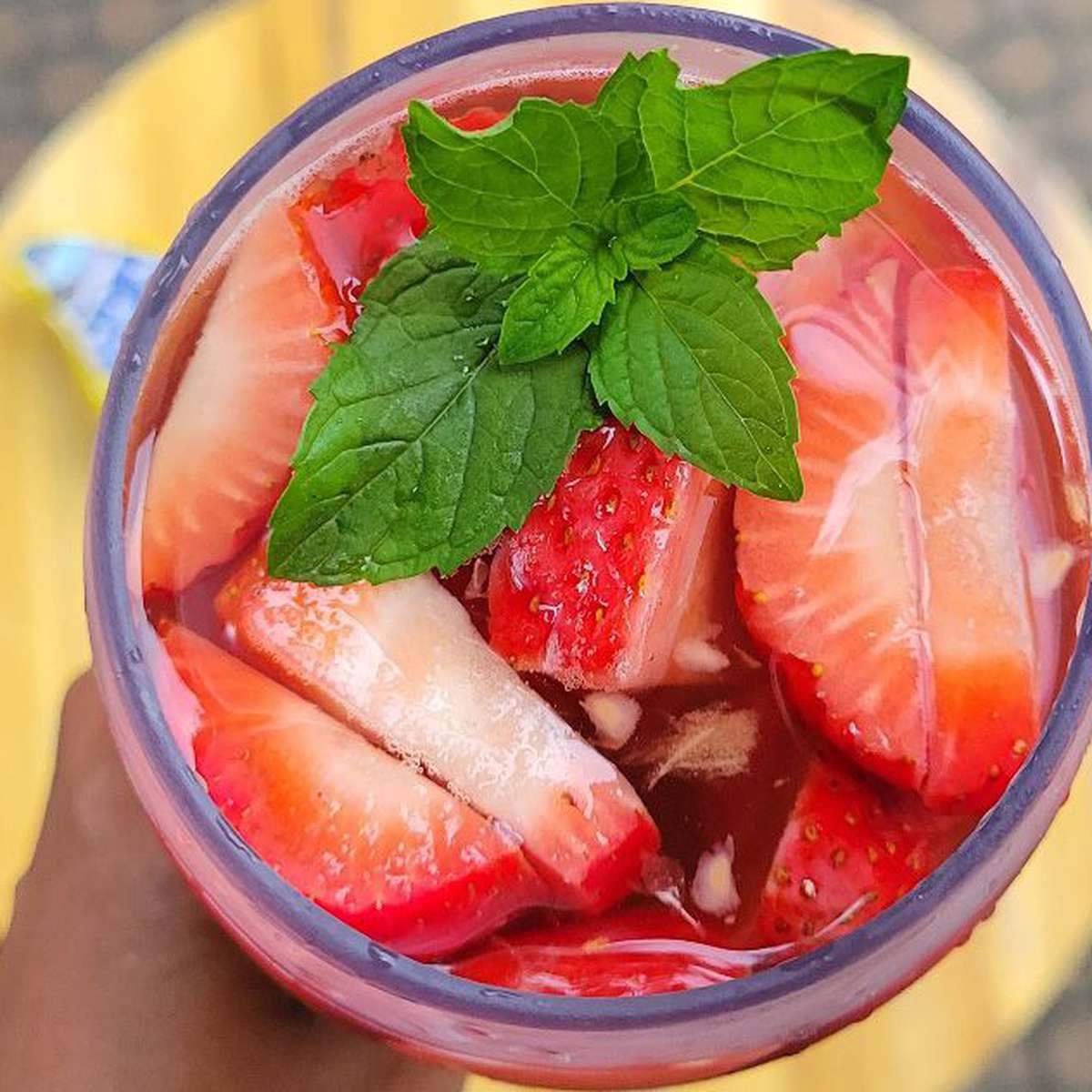 Refreshing White Sangria Recipe with Berries