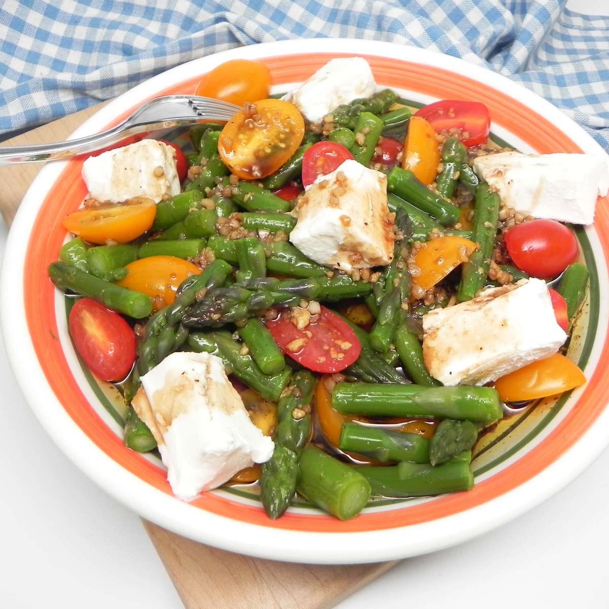 Delicious Asparagus Tomato Salad Recipe with Goat Cheese